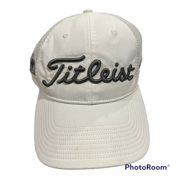 Titleist Other - Titleist white cap snap back adjustable